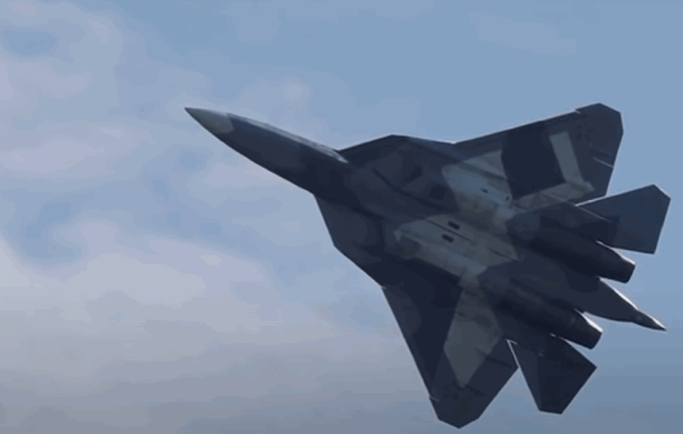 DETEKTOVAN 'ULJEZ' IZNAD CRNOG MORA: Ruski Suhoj Su-27 PRESREO američki izviđački avion RC-135

